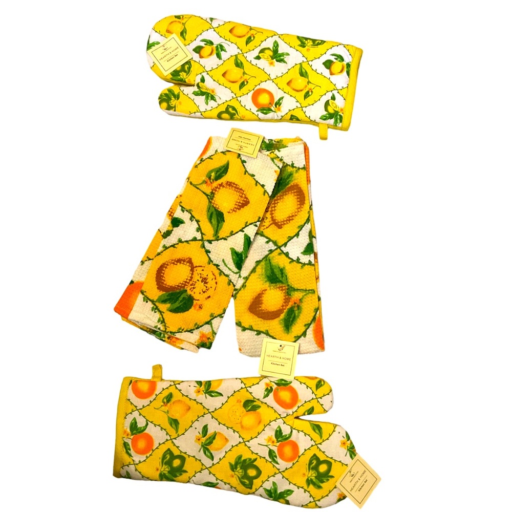 100% Cotton Kitchen Set: 2 Towels & 2 Pot Holders NWT